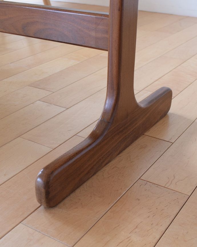 G-PLAN(Gプラン) アンティーク家具 北欧テイストのアンティーク家具、G-PLANのガラス×タイルトップのコーヒーテーブル。女性1人でラクラク運べちゃう仕掛けHandleのアンティークは、脚の裏にフェルトキーパーをお付けしています。(k-2552-f)