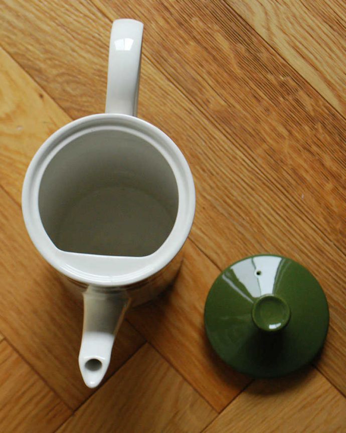 アンティーク 陶磁器の雑貨　アンティーク雑貨　お茶の時間が楽しみになる、アンティークティーポット。上から見るとこんな感じです状態のいいものだけを選んでいますが、アンティークなのでキズや欠けがある場合があります。(k-2552-z)