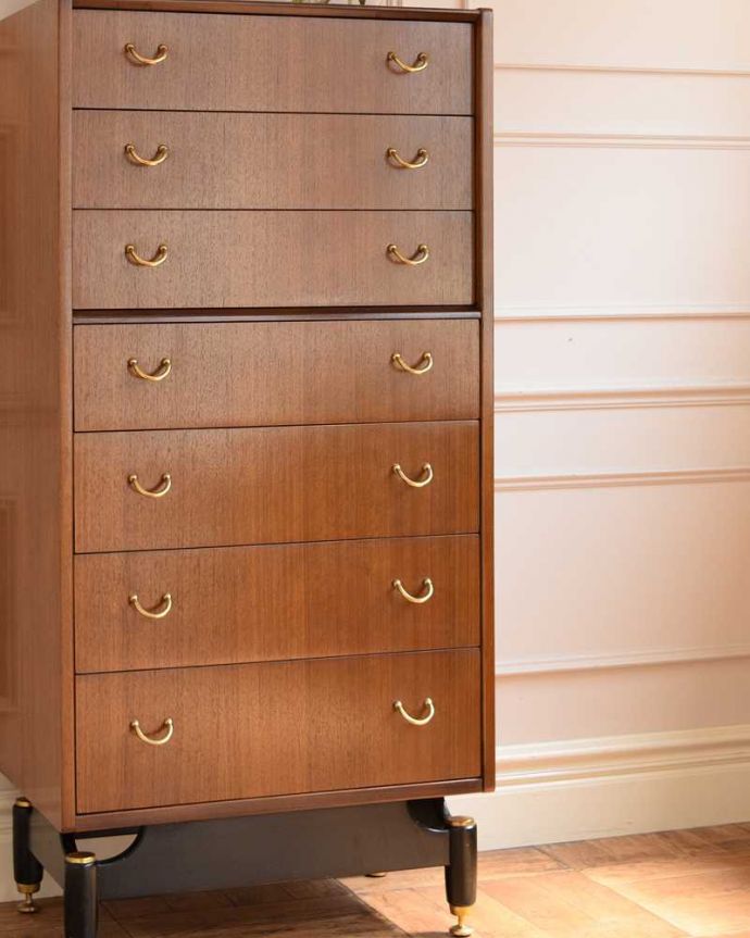 アンティーク家具 英国ヴィンテージ家具、かっこいいG-PLANのトラー＆ブラックのハイチェスト。見えない所もこだわっていますヴィンテージの家具は年代が若いので簡単な修復だけでも使えちゃうんだけれど、長く使って頂けるように、見えない部分もしっかりこだわって修復しています。(k-2553-f)