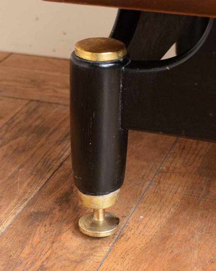 アンティーク家具 英国ヴィンテージ家具、かっこいいG-PLANのトラー＆ブラックのハイチェスト。女性1人でラクラク運べちゃう仕掛けHandleのアンティークは、脚の裏にフェルトキーパーをお付けしています。(k-2553-f)