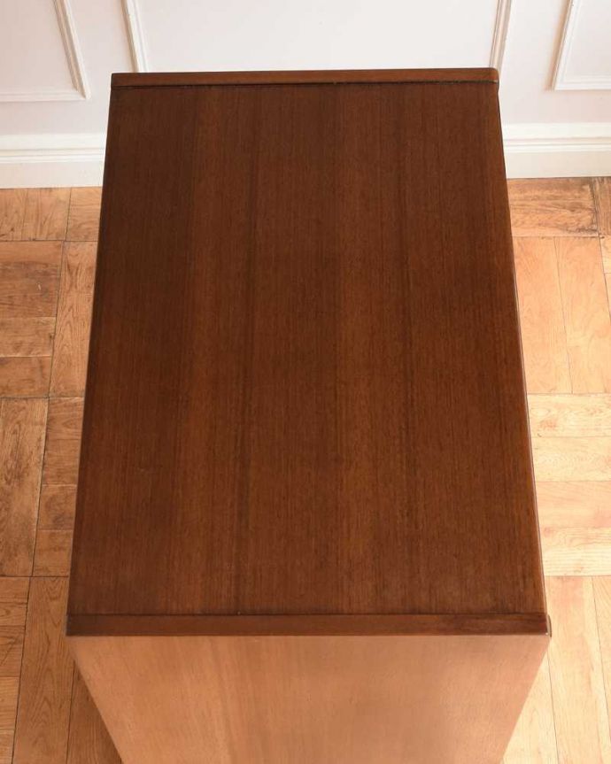 アンティーク家具 英国ヴィンテージ家具、かっこいいG-PLANのトラー＆ブラックのハイチェスト。上から見ると･･･天板はこんな感じです。(k-2553-f)