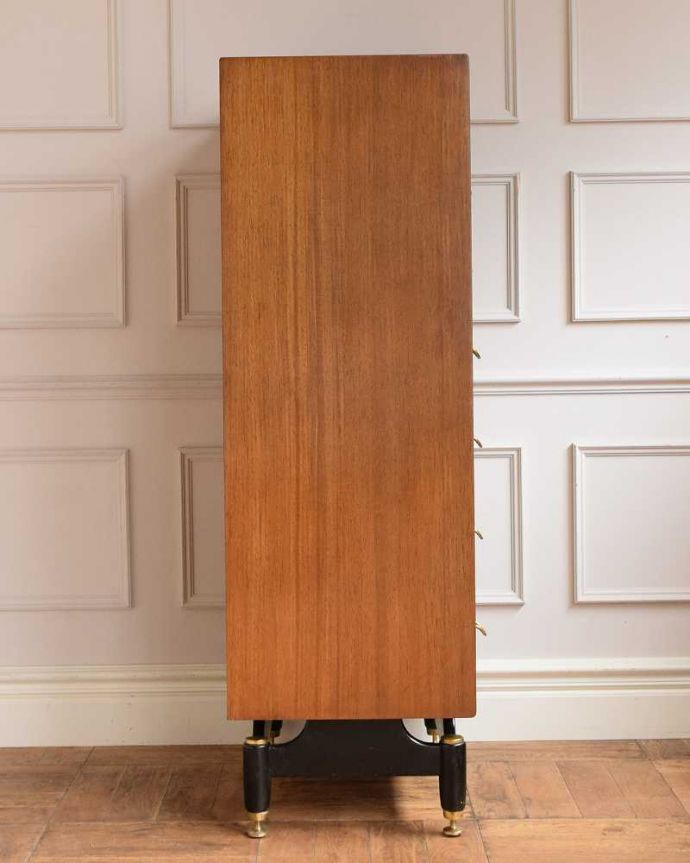 アンティーク家具 英国ヴィンテージ家具、かっこいいG-PLANのトラー＆ブラックのハイチェスト。横から見てもスッキリシンプルだからこそ、どこから見てもカッコいいようにしっかりお直ししました。(k-2553-f)