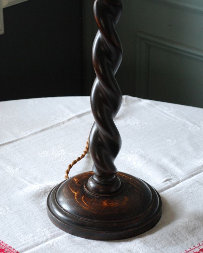 スタンドライト　照明・ライティング　ツイストが美しい木製のアンティークテーブルランプ(１灯)（E17シャンデリア球付） 。。(k-2553-z)