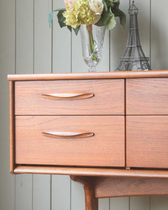 アンティーク家具 Austin Suite社製のヴィンテージ家具、6杯引き出しのサイドボードチェスト。見えない所もこだわっていますヴィンテージの家具は年代が若いので簡単な修復だけでも使えちゃうんだけれど、長く使って頂けるように、見えない部分もしっかりこだわって修復しています。(k-2554-f)