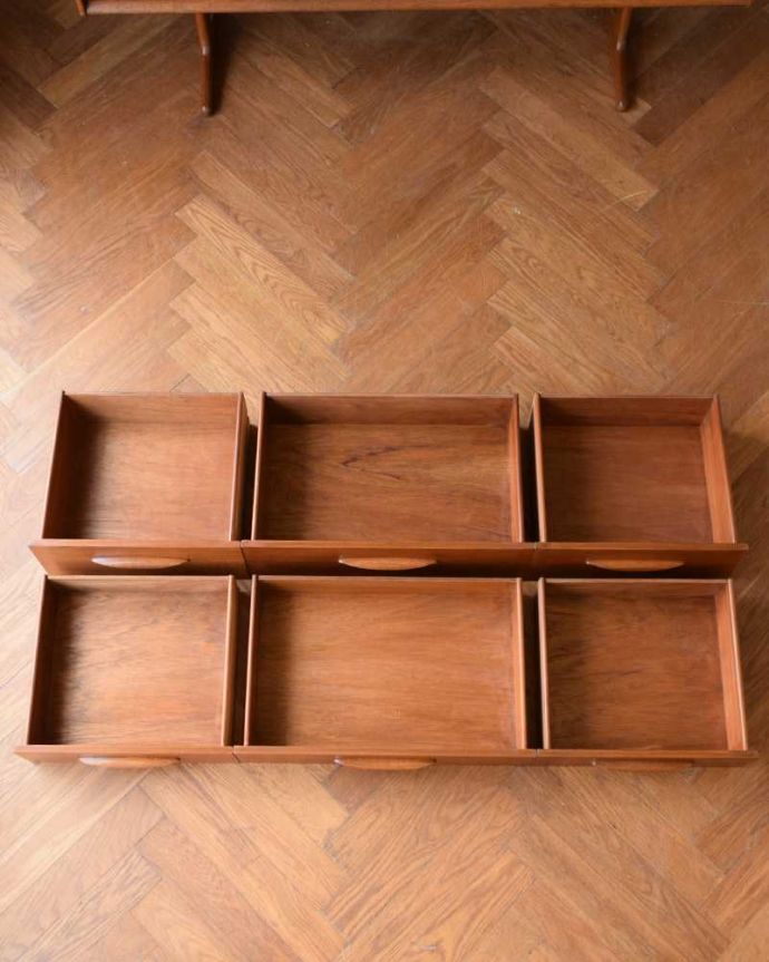 アンティーク家具 Austin Suite社製のヴィンテージ家具、6杯引き出しのサイドボードチェスト。引き出しの中もキレイに修復しました。(k-2554-f)