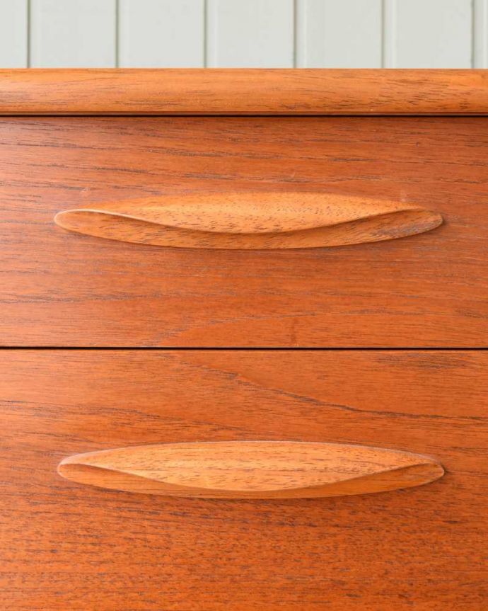 アンティーク家具 Austin Suite社製のヴィンテージ家具、6杯引き出しのサイドボードチェスト。カッコいい取っ手もデザインの一部デザインの一部になっているカッコいい取っ手。(k-2554-f)