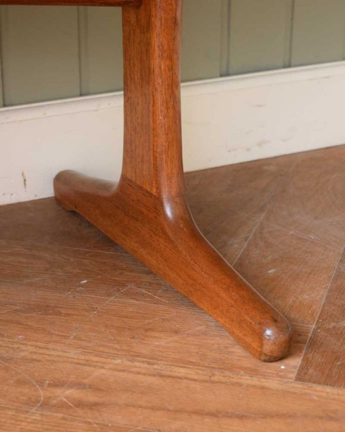 アンティーク家具 Austin Suite社製のヴィンテージ家具、6杯引き出しのサイドボードチェスト。女性1人でラクラク運べちゃう仕掛けHandleのアンティークは、脚の裏にフェルトキーパーをお付けしています。(k-2554-f)