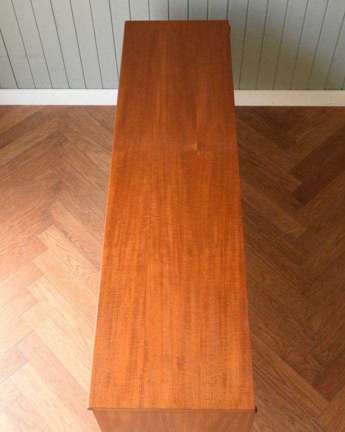 アンティーク家具 Austin Suite社製のヴィンテージ家具、6杯引き出しのサイドボードチェスト。上から見ると・・・天板はこんな感じです。(k-2554-f)