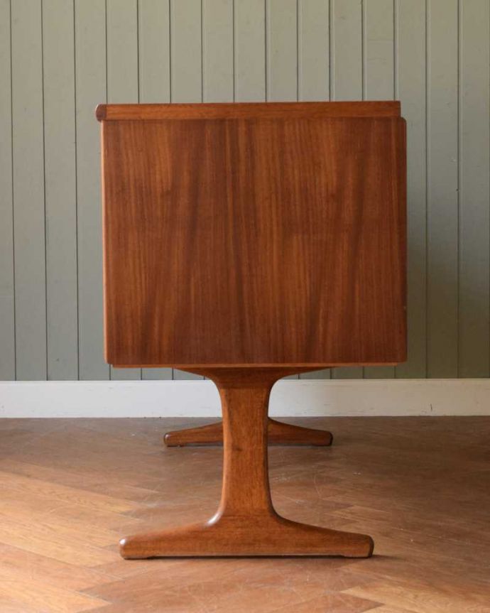 アンティーク家具 Austin Suite社製のヴィンテージ家具、6杯引き出しのサイドボードチェスト。横から見てもスッキリシンプルだからこそ、どこから見てもカッコいいようにしっかりお直ししました。(k-2554-f)