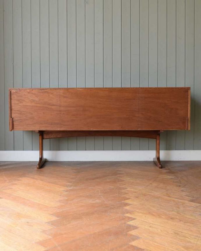 アンティーク家具 Austin Suite社製のヴィンテージ家具、6杯引き出しのサイドボードチェスト。修復してあるので後ろ姿もキレイです。(k-2554-f)