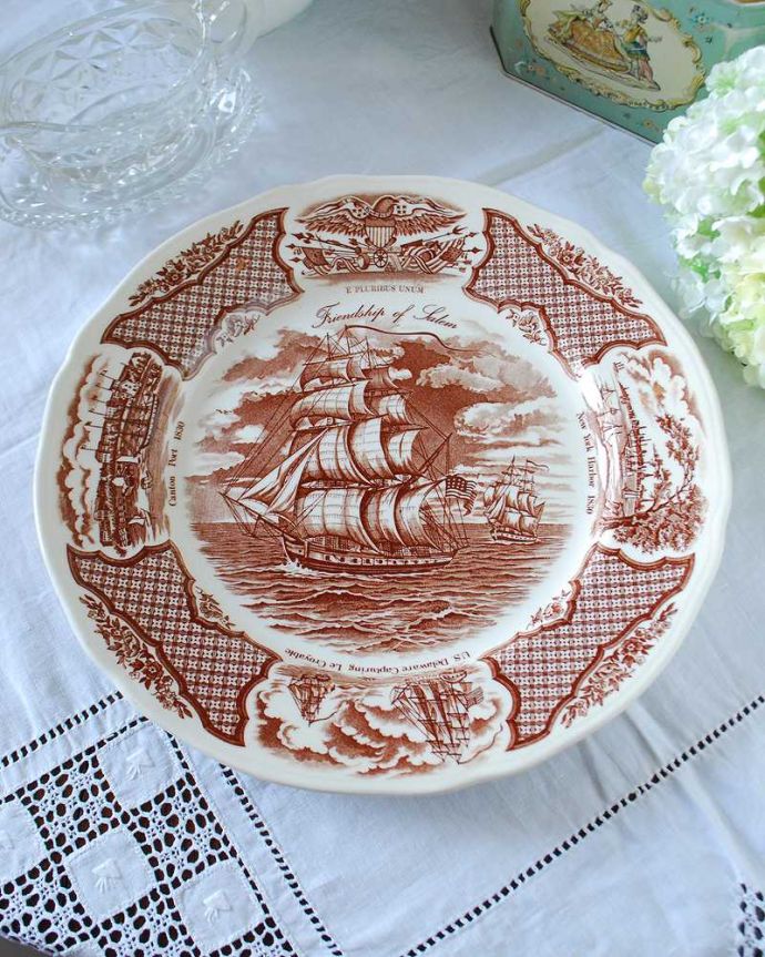 アンティーク 陶磁器の雑貨　アンティーク雑貨　繊細に描かれたデザインの美しいアンティーク食器、イギリスで見つけたディッシュプレート。上から見るとこんな感じです状態のいいものだけを選んでいますが、アンティークなのでキズや欠けがある場合があります。(k-2554-z)