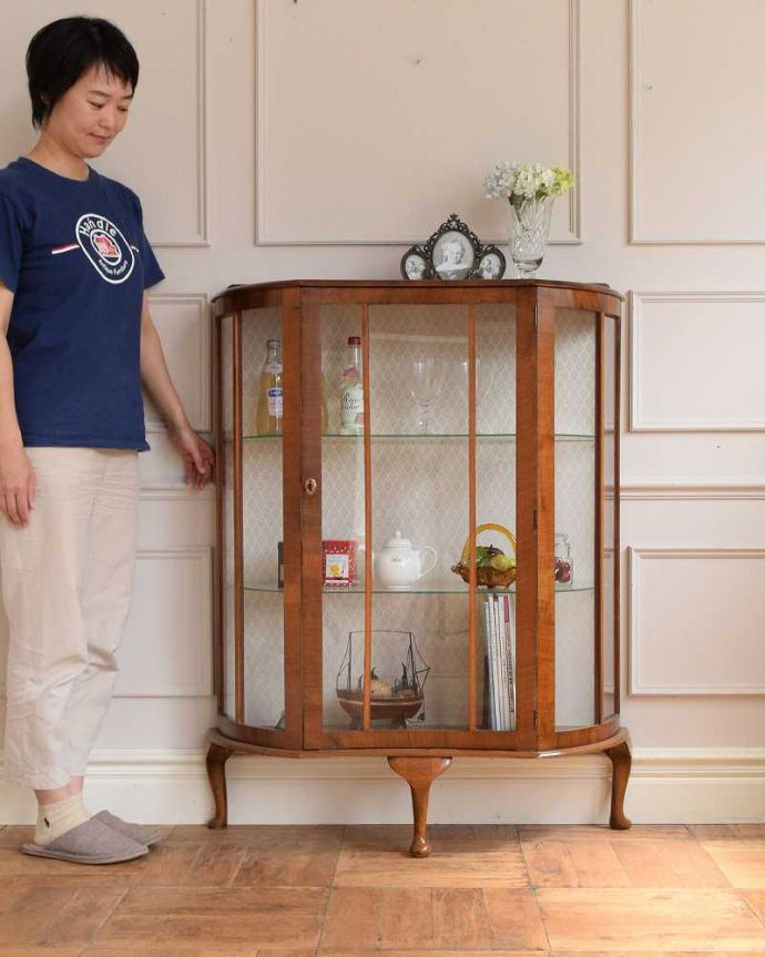 アンティーク家具 英国で見つけた扉付きのアンティークガラスキャビネット(飾り棚) 。おススメNo.1のアンティーク家具もともとチャイナキャビネットとして陶器を見せながら収納するために造られたガラスの扉のキャビネット。(k-2555-f)