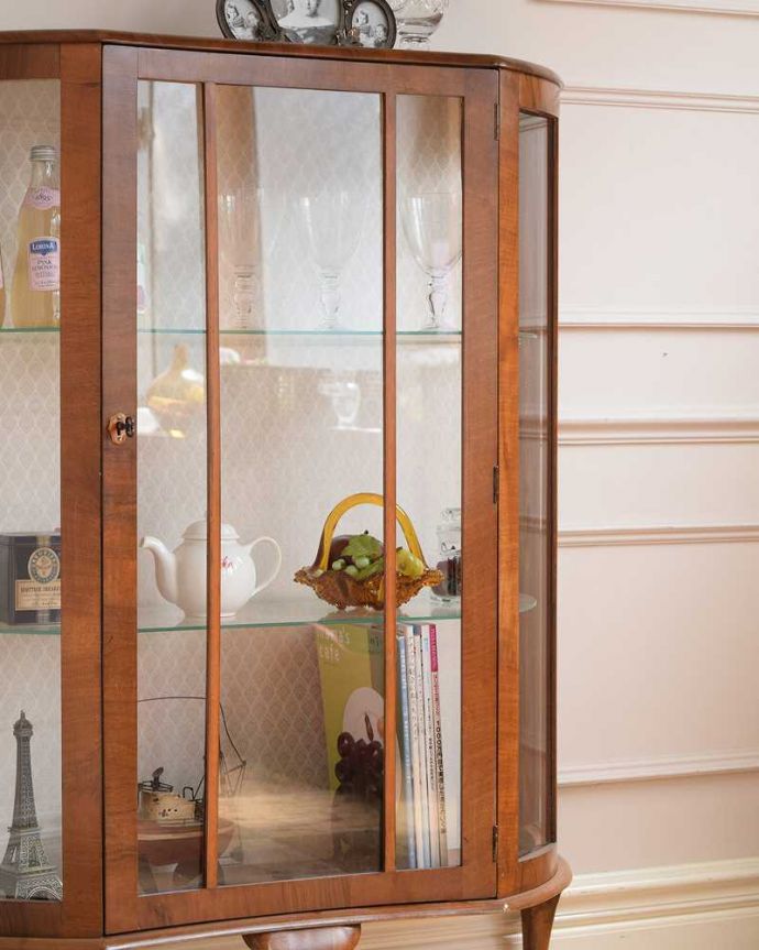 アンティーク家具 英国で見つけた扉付きのアンティークガラスキャビネット(飾り棚) 。ガラス越しに見るお気に入りの美しさ…アンティークのガラス扉を通して見ると、中に入れたものがキラッキラに輝いて見えるんです。(k-2555-f)
