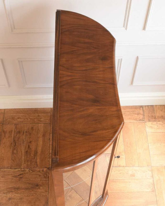 アンティーク家具 英国で見つけた扉付きのアンティークガラスキャビネット(飾り棚) 。こんな形をしたキャビネットです。(k-2555-f)