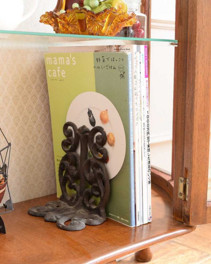 アンティーク家具 英国で見つけた扉付きのアンティークガラスキャビネット(飾り棚) 。扉の中は収納たっぷりA4サイズの雑誌までしっかり収納出来ちゃう大きさ。(k-2555-f)