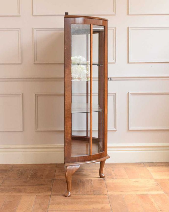 アンティーク家具 英国で見つけた扉付きのアンティークガラスキャビネット(飾り棚) 。サイドからもたっぷりの光背板の部分以外は全てガラス。(k-2555-f)