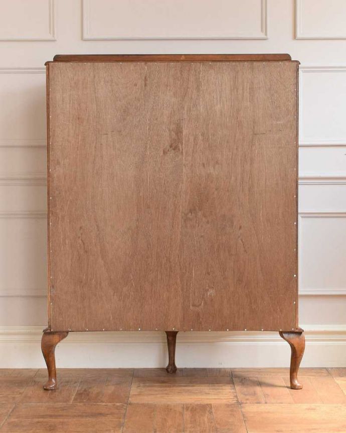 アンティーク家具 英国で見つけた扉付きのアンティークガラスキャビネット(飾り棚) 。キレイに修復しました!アンティークは新品ではないので、経年変化によるキズはありますが、専門の職人がキレイにお直しをしているので、後ろ姿もキレイです。(k-2555-f)