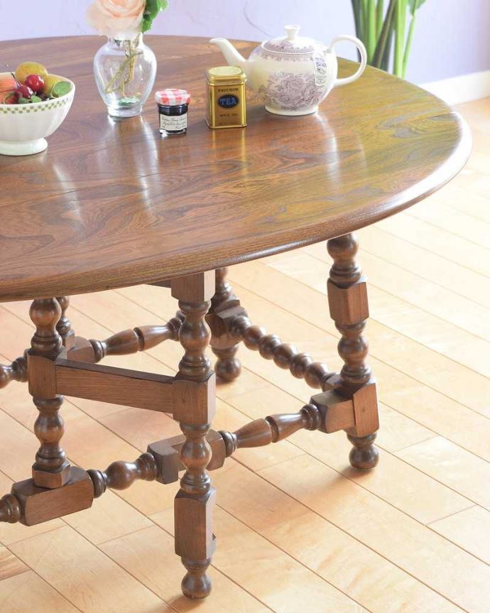 アーコールの家具 アンティーク家具 アーコールのアンティーク家具、伸張式のコーヒーテーブル(ゲートレッグテーブル) 。自慢はやっぱりゲート(門)のような脚まるでゲート(門)が開くような脚の形から名前が付けられたゲートレッグテーブル。(k-2557-f)