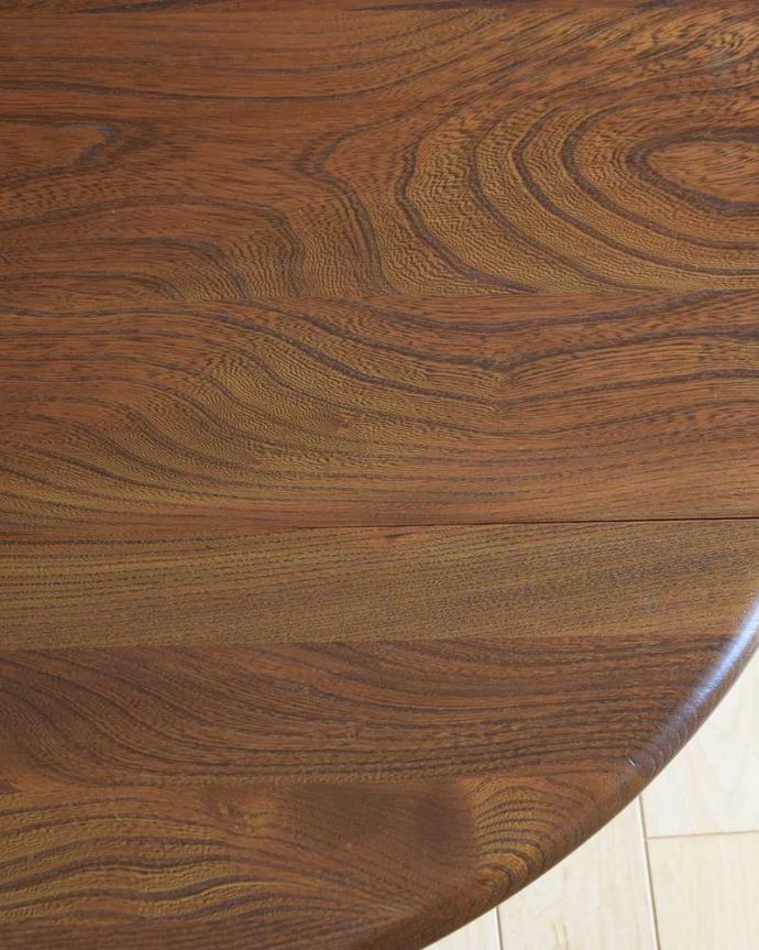 アーコールの家具 アンティーク家具 アーコールのアンティーク家具、伸張式のコーヒーテーブル(ゲートレッグテーブル) 。近づいて見てみると・・・時間と手間暇を掛けて職人が丁寧にお直しした天板は、木目も美しいんです。(k-2557-f)