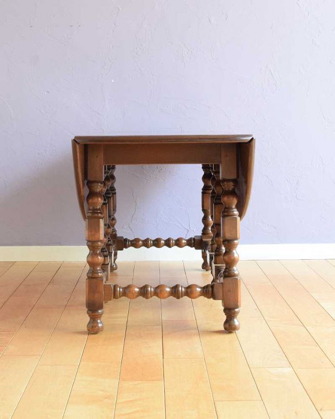 アーコールの家具 アンティーク家具 アーコールのアンティーク家具、伸張式のコーヒーテーブル(ゲートレッグテーブル) 。意外にコンパクト昔、使わないとき壁にピタッと付けて収納出来るように作られたテーブル。(k-2557-f)