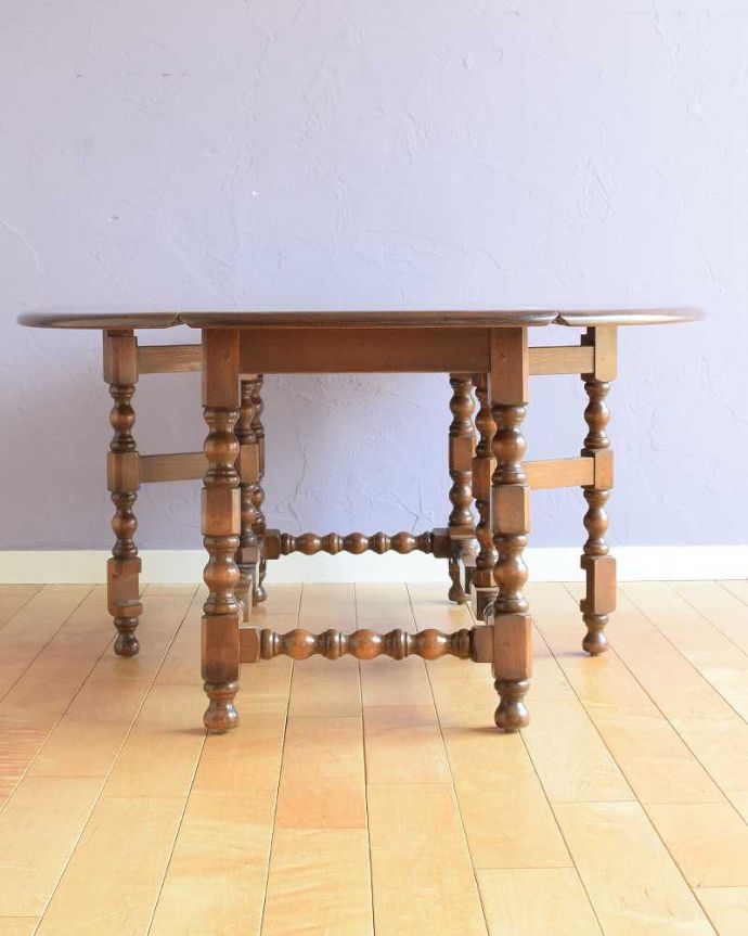 アーコールの家具 アンティーク家具 アーコールのアンティーク家具、伸張式のコーヒーテーブル(ゲートレッグテーブル) 。両方開けば大きなサイズゲートレッグテーブルはゲートが開くように作られた脚のデザインも印象的。(k-2557-f)