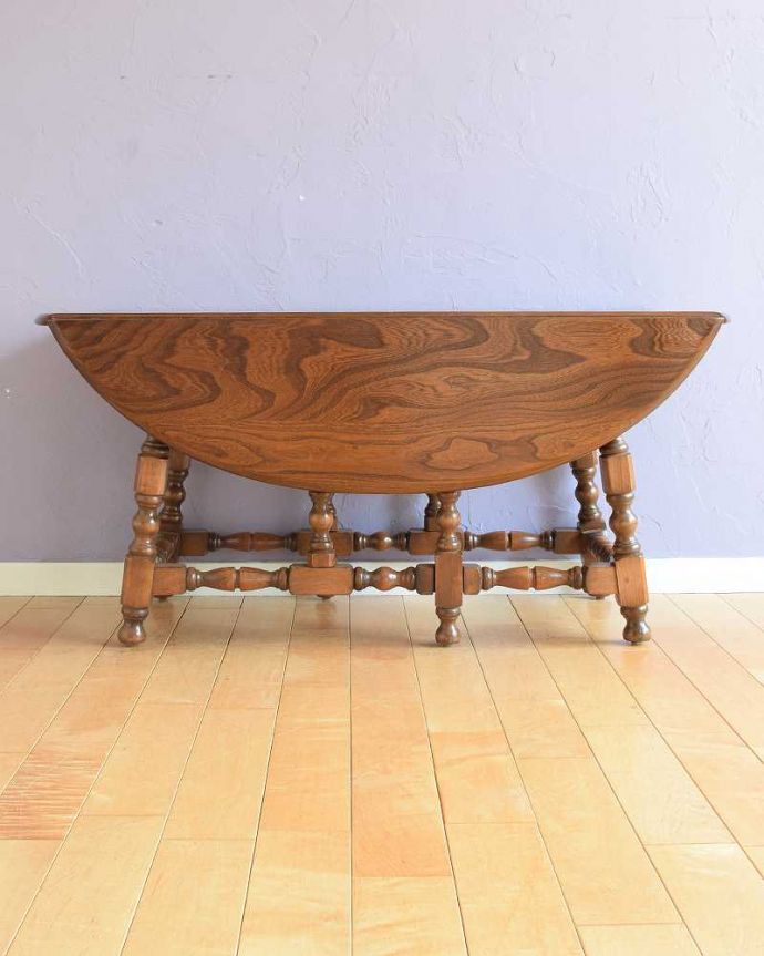 アーコールの家具 アンティーク家具 アーコールのアンティーク家具、伸張式のコーヒーテーブル(ゲートレッグテーブル) 。クルッと回転。(k-2557-f)