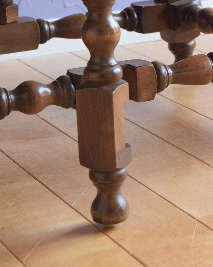 アーコールの家具 アンティーク家具 アーコールのアンティーク家具、伸張式のコーヒーテーブル(ゲートレッグテーブル) 。持ち上げなくても移動できます!Handleのアンティークは、脚の裏にフェルトキーパーをお付けしていますので、持ち上げなくても床を滑らせて移動させることが出来ます。(k-2557-f)