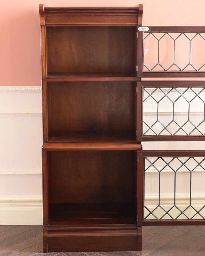 アンティーク家具 スマートな英国アンティーク家具、シンプルデザインのスタッキングブックケース。扉を開けると、中はこんな感じですキャビネットの中も職人がしっかり修復したのでキレイです。(k-2558-f)