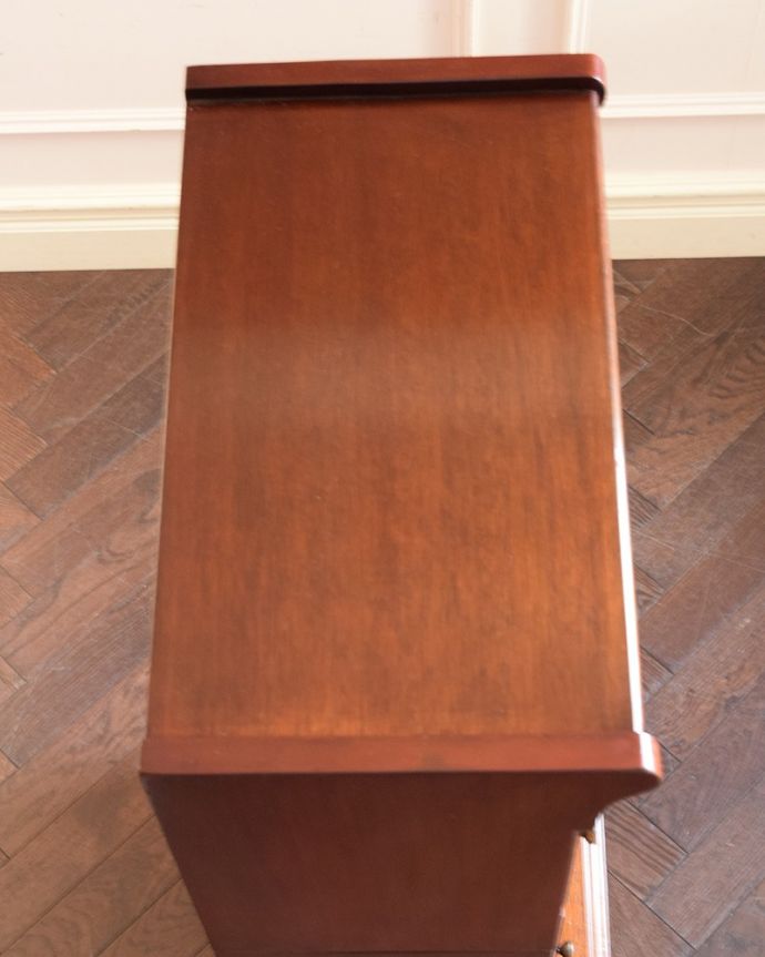 アンティーク家具 スマートな英国アンティーク家具、シンプルデザインのスタッキングブックケース。上から形を見てみると･･･天板はこんな形です。(k-2558-f)