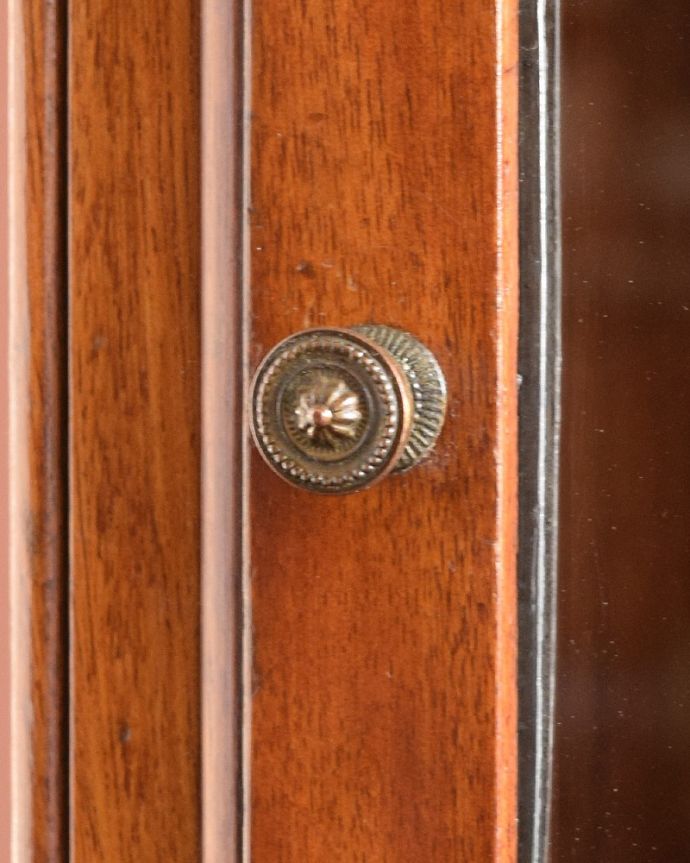 アンティーク家具 スマートな英国アンティーク家具、シンプルデザインのスタッキングブックケース。開ける度にワクワク･･･取っ手もアンティーク家具らしいデザインです。(k-2558-f)