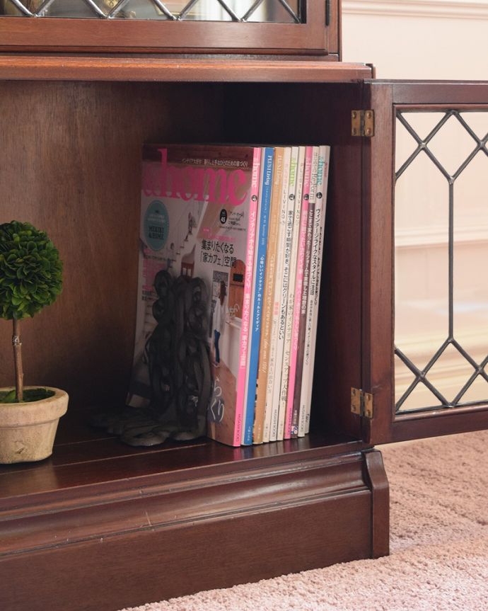 アンティーク家具 スマートな英国アンティーク家具、シンプルデザインのスタッキングブックケース。扉の中は収納たっぷりA4サイズの雑誌までしっかり収納出来ちゃう大きさ。(k-2558-f)