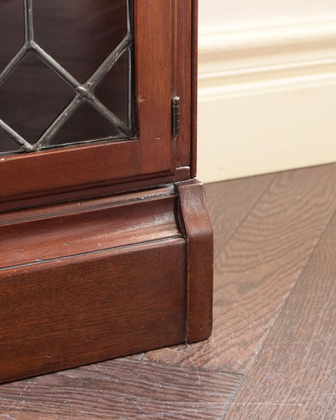 アンティーク家具 スマートな英国アンティーク家具、シンプルデザインのスタッキングブックケース。女性１人でも運べますHandleのアンティークは、脚の裏にフェルトキーパーをお付けしているので、女性でも床を滑らせて移動が出来ます。(k-2558-f)