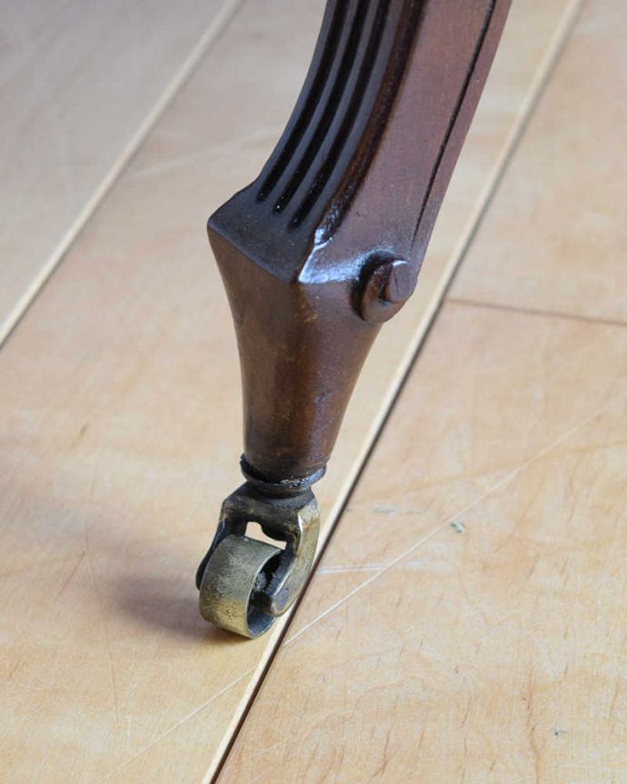 アンティークのテーブル　アンティーク家具　象嵌が入った贅沢なアンティーク家具、八角形の天板のオケージョナルテーブル。脚先には、キャスターアンティークは、今のプラスチックと違って質感がいいので動きは悪いですが、ちゃんと動きます。(k-2559k-f)