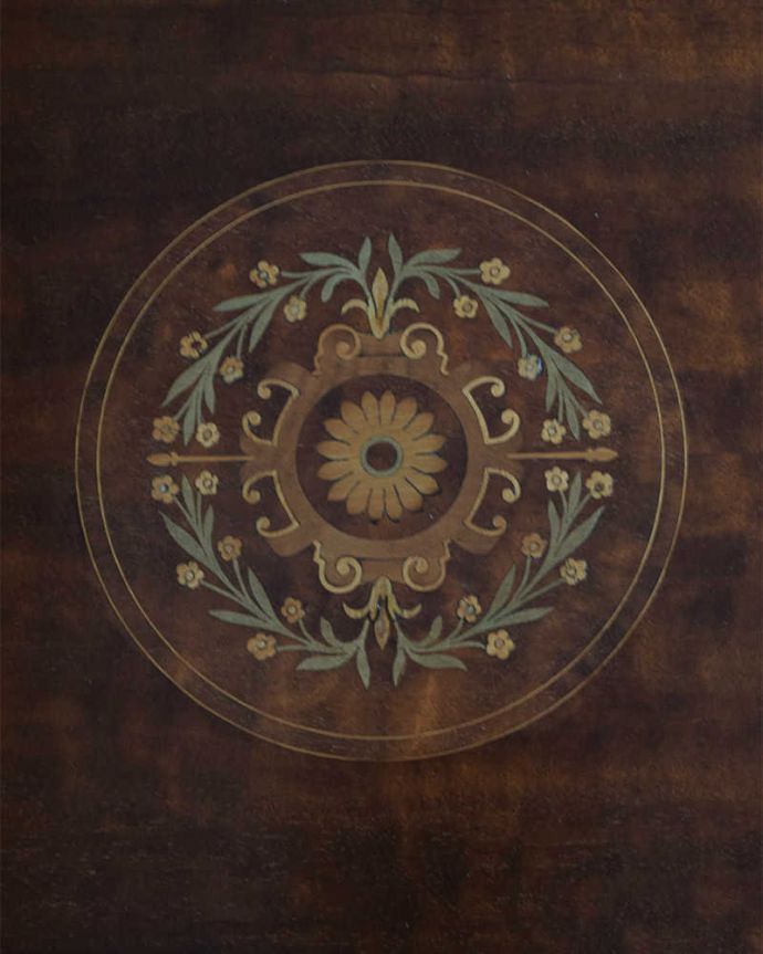 アンティークのテーブル　アンティーク家具　象嵌が入った贅沢なアンティーク家具、八角形の天板のオケージョナルテーブル。うっとりする美しさアンティークだから手に入る美しい彫。(k-2559k-f)