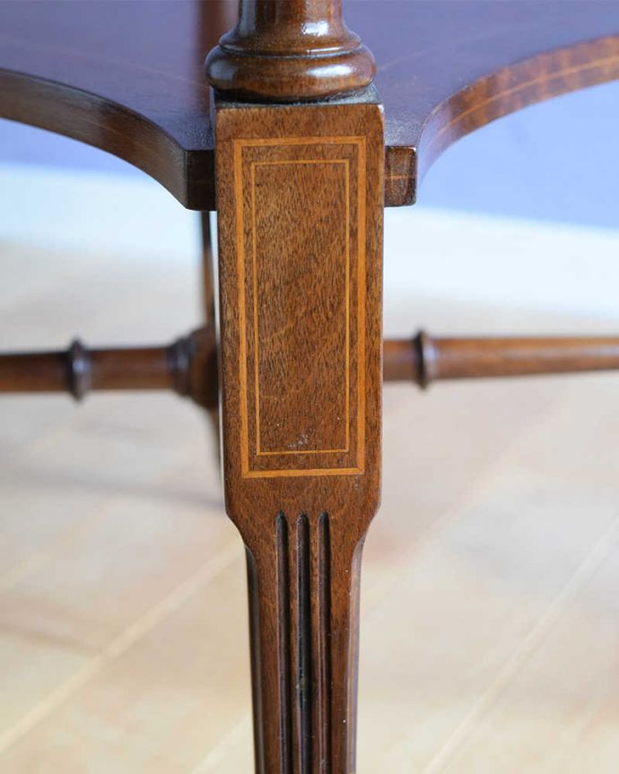 アンティークのテーブル　アンティーク家具　象嵌が入った贅沢なアンティーク家具、八角形の天板のオケージョナルテーブル。いろんな場所にこだわり彫のデザインもいろいろです。(k-2559k-f)