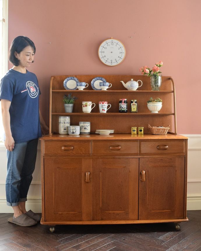 アンティークのキャビネット アンティーク家具 飾り棚、食器棚にも使えるウェルシュドレッサー(カップボード) 、アンティークの輸入家具。アンティークらしい「見せる」収納家具ウェルシュドレッサーとは、もともとキッチンで使われていたお料理を飾り付け(ドレッシング)するための家具。(k-2560k-f)