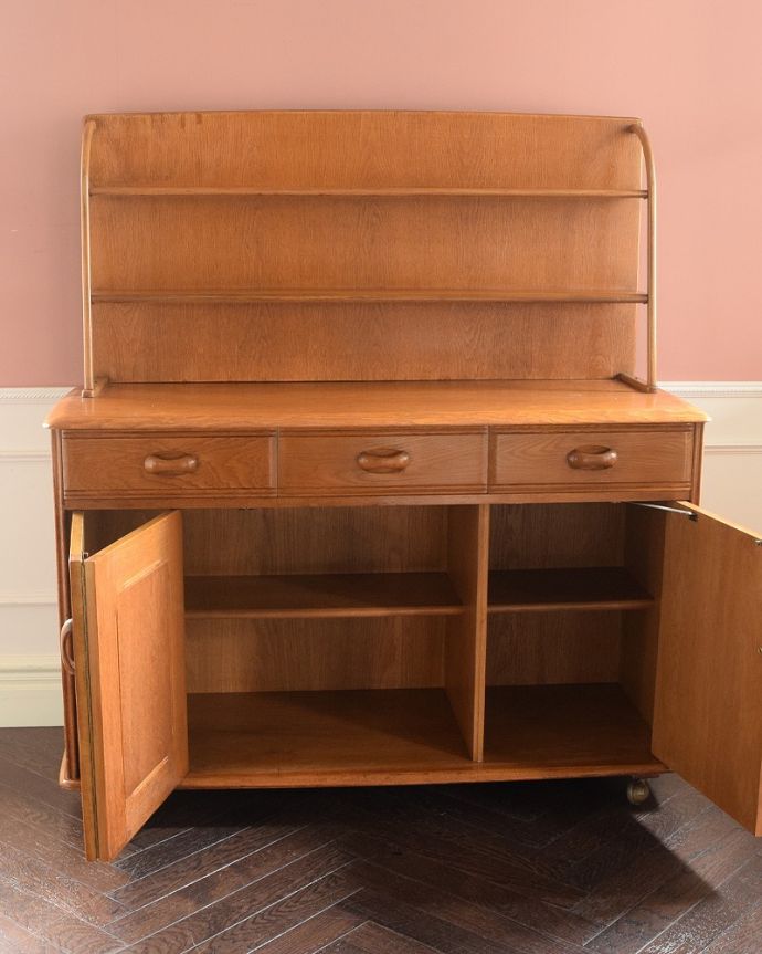 アンティークのキャビネット アンティーク家具 飾り棚、食器棚にも使えるウェルシュドレッサー(カップボード) 、アンティークの輸入家具。扉を開けてみると…中が見えない扉の中も、キレイに修復しました。(k-2560k-f)