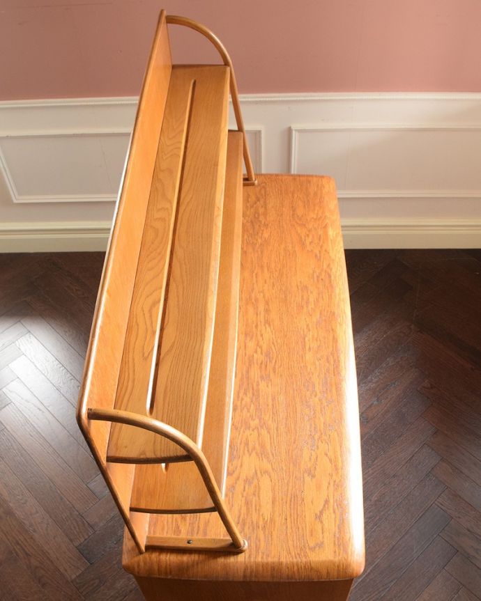 アンティークのキャビネット アンティーク家具 飾り棚、食器棚にも使えるウェルシュドレッサー(カップボード) 、アンティークの輸入家具。天板部分もキレイに仕上げました。(k-2560k-f)