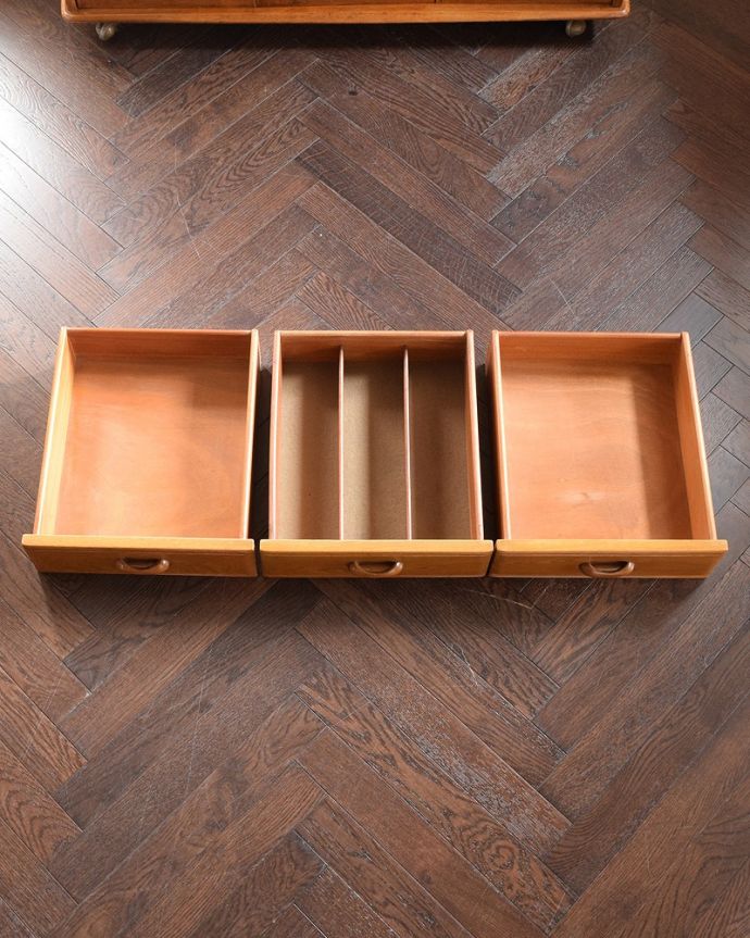 アンティークのキャビネット アンティーク家具 飾り棚、食器棚にも使えるウェルシュドレッサー(カップボード) 、アンティークの輸入家具。引き出しの中もキレイですもちろん引き出しの中も職人がキレイに修復しました。(k-2560k-f)