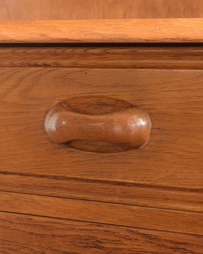 アンティークのキャビネット アンティーク家具 飾り棚、食器棚にも使えるウェルシュドレッサー(カップボード) 、アンティークの輸入家具。アンティークらしい取っ手木のほっこりとした風合いがいい取っ手です。(k-2560k-f)