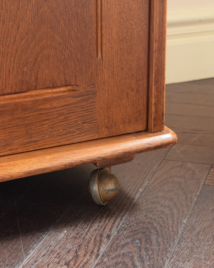 アンティークのキャビネット アンティーク家具 飾り棚、食器棚にも使えるウェルシュドレッサー(カップボード) 、アンティークの輸入家具。ちゃんと動きますキャスターが付いています。(k-2560k-f)