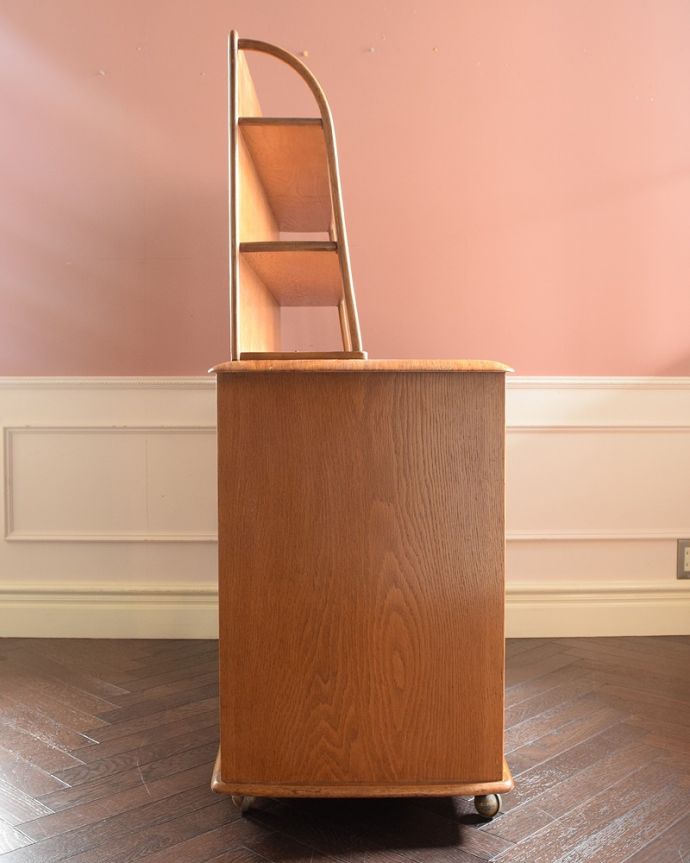 アンティークのキャビネット アンティーク家具 飾り棚、食器棚にも使えるウェルシュドレッサー(カップボード) 、アンティークの輸入家具。横から見てもステキもちろん横もキレイに修復していますので、横顔だって美しいんです。(k-2560k-f)