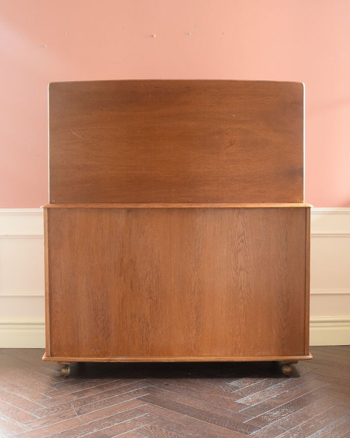 アンティークのキャビネット アンティーク家具 飾り棚、食器棚にも使えるウェルシュドレッサー(カップボード) 、アンティークの輸入家具。後ろからも見て下さいアンティークは新品ではないので、経年変化によるキズはありますが、専門の職人がキレイに仕上げているので後ろ姿にも自信があります。(k-2560k-f)