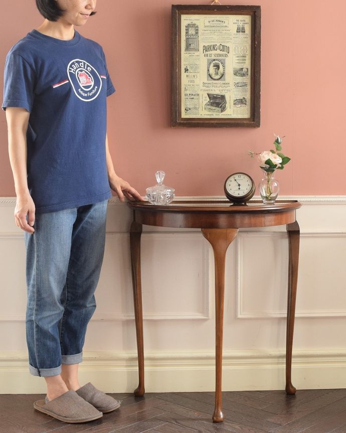 アンティークのテーブル　アンティーク家具　英国の美しいアンティーク家具、3本脚の半月型コンソールテーブル 。壁にピタッと付けるだけで出来るおしゃれコーナーハーフムーン型のコンソールテーブルは見せる場所を作ってくれる最強のアンティーク家具。(k-2561k-f)