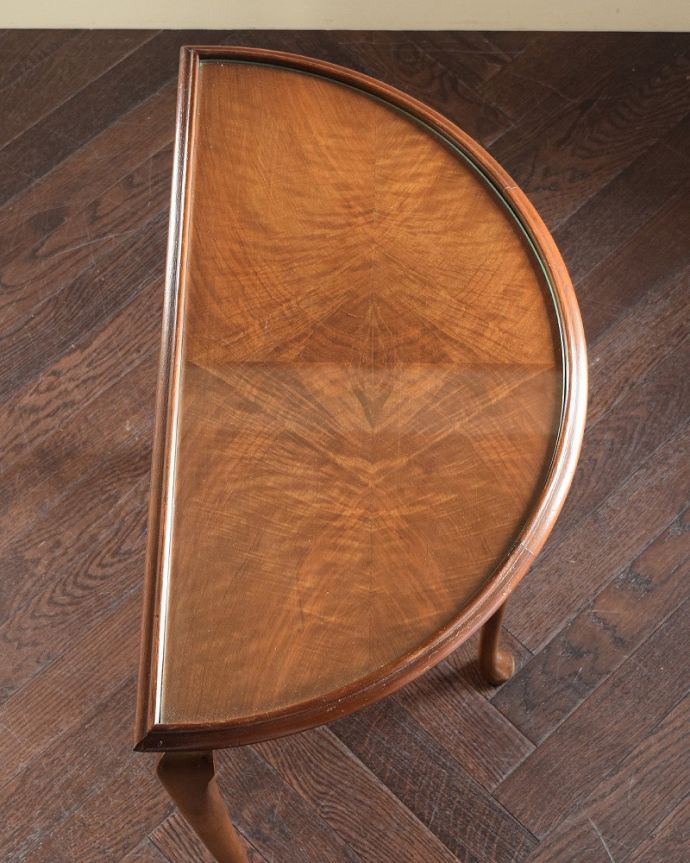 アンティークのテーブル　アンティーク家具　英国の美しいアンティーク家具、3本脚の半月型コンソールテーブル 。上から見ると半分のお月様が見えますハーフムーン（半月型）の天板には、何を置いても素敵に魅せてくれる力があります。(k-2561k-f)