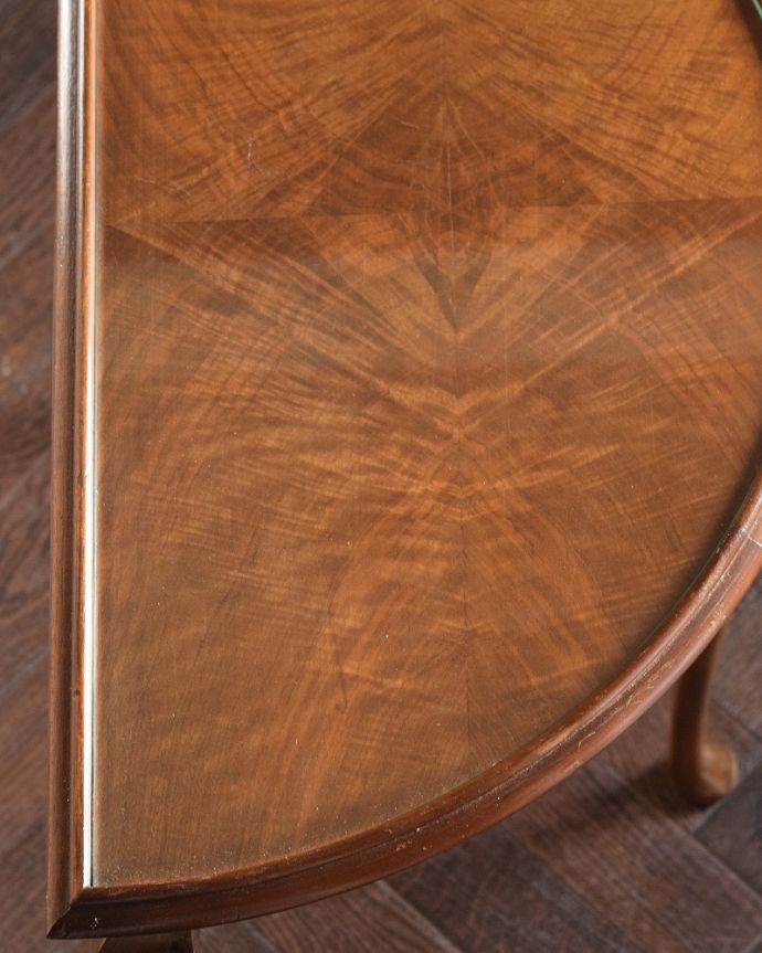 アンティークのテーブル　アンティーク家具　英国の美しいアンティーク家具、3本脚の半月型コンソールテーブル 。修復には自信がありますHandleでは専門の職人が修復する際、古い塗装を剥離してキレイにお直ししています。(k-2561k-f)