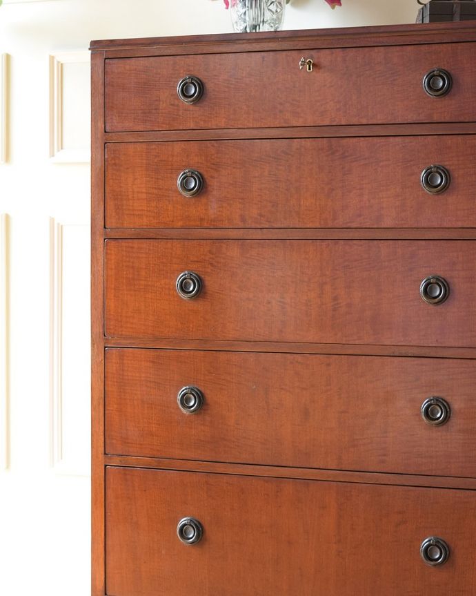 アンティークのチェスト　アンティーク家具　誰もが実用的に使いやすい収納力たっぷりの英国アンティークチェスト（5段）。見た目はもちろん、実用的に使って楽しみましょうアンティークのチェストは見た目の美しさはもちろん、実用的にたっぷり収納が出来る実力派。(k-2562k-f)