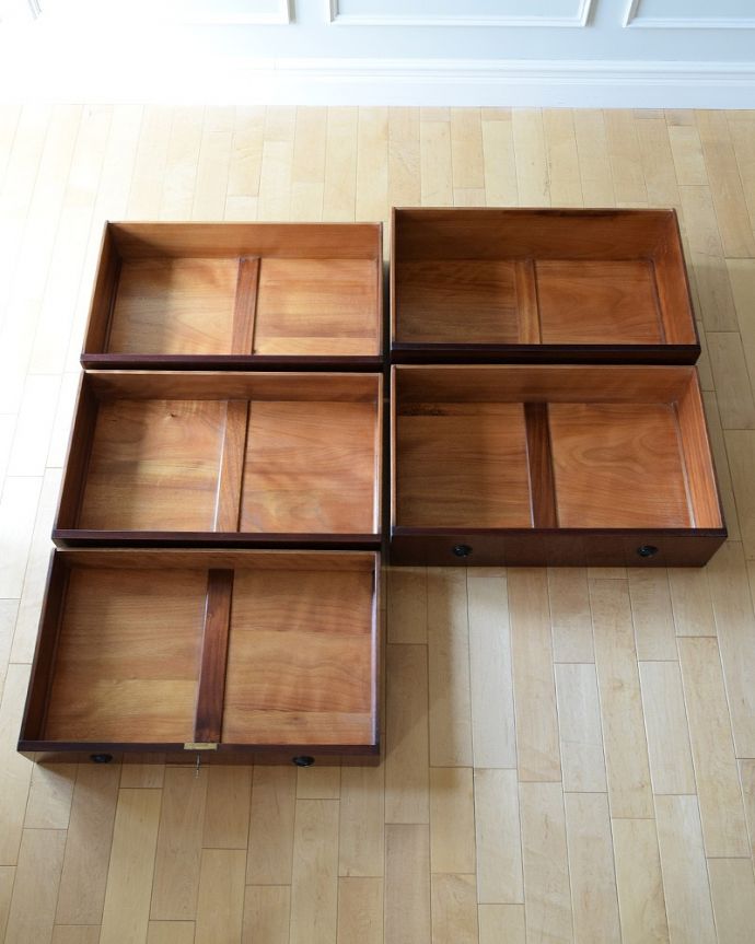 アンティークのチェスト　アンティーク家具　誰もが実用的に使いやすい収納力たっぷりの英国アンティークチェスト（5段）。何を入れても大丈夫。(k-2562k-f)