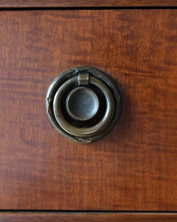 アンティークのチェスト　アンティーク家具　誰もが実用的に使いやすい収納力たっぷりの英国アンティークチェスト（5段）。アンティークらしい取っ手アンティークらしいデザインの取っ手を、そっと引っ張って開けるたびに、宝箱を開けている気分です。(k-2562k-f)