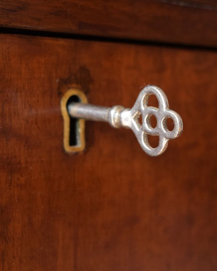 アンティークのチェスト　アンティーク家具　誰もが実用的に使いやすい収納力たっぷりの英国アンティークチェスト（5段）。大切なものも収納出来ますおとぎ話に出てくるような可愛いアンティークの鍵が付いています。(k-2562k-f)